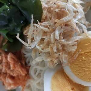 茹で卵とキムチとわかめと素干しエビの韓国冷麺